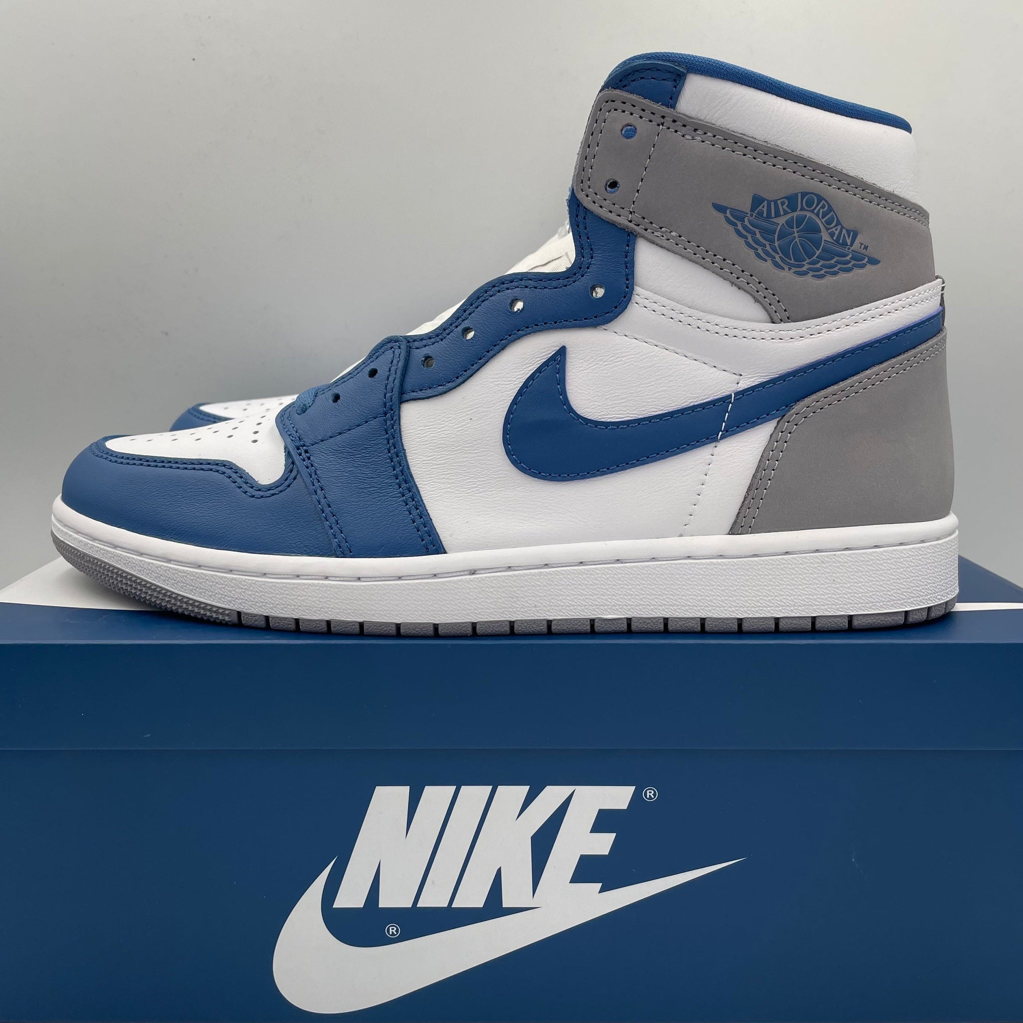 靴 Nike Air Jordan 1 High OG True Blue Air Jordan 1 High OG True Blue - YouTube